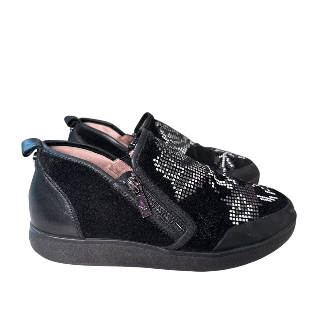 Donald J Pliner Mylasp Embellished Floral Black Suede Sneaker Size 7 - Picture 2 of 16